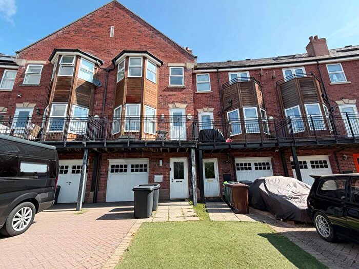3 Bedroom Terraced House To Rent In Huntington Crescent, Weetwood, Leeds, LS16