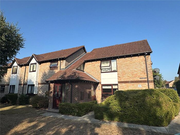 2 Bedroom Apartment For Sale In Eastlands, New Milton, Hampshire, BH25