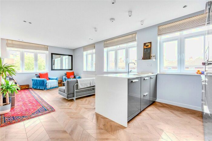 2 Bedroom Flat To Rent In Heather Close, London, SW8