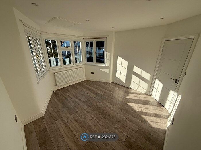 3 Bedroom Flat To Rent In Hervey Close, London, N3