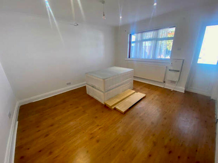 2 Bedroom Bungalow To Rent In Upper Sutton Lane, Hounslow, TW5