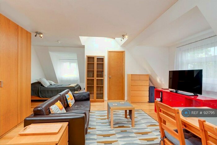 1 Bedroom Flat To Rent In The Croft, London, NW11