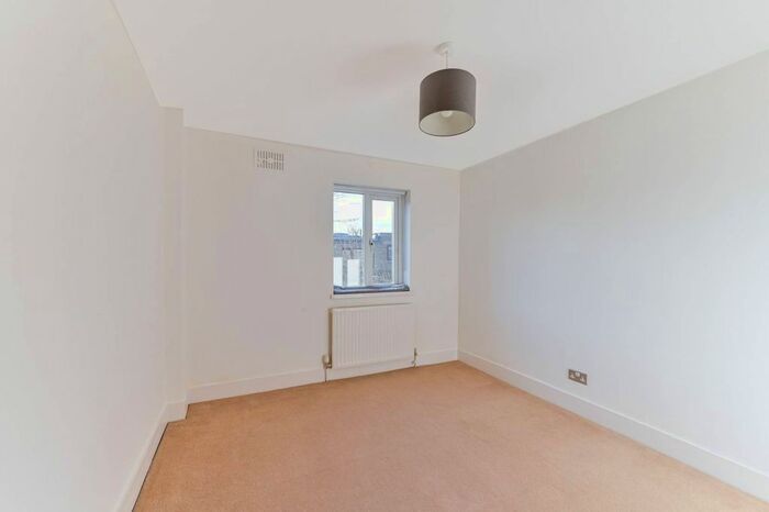 2 Bedroom Flat To Rent In Choumert Road, Peckham, London, SE15