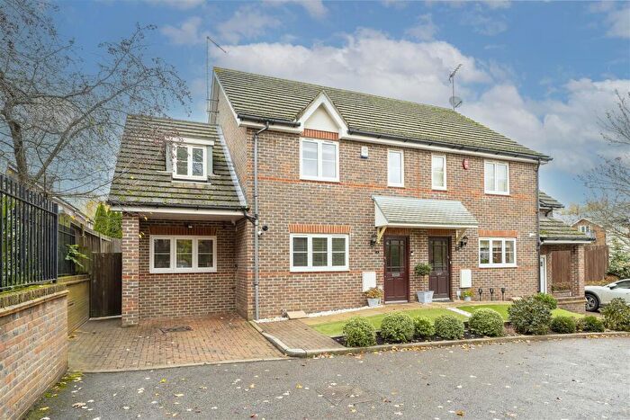 3 Bedroom Semi-Detached House For Sale In Mallard Mews, Harpenden, AL5
