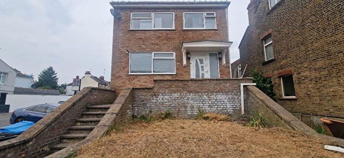 4 Bedroom Detached House To Rent In Carterhatch Lane, Enfield, EN1