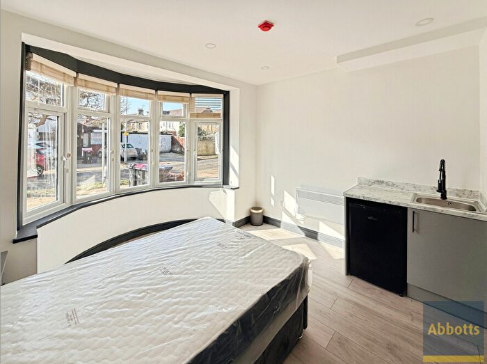 1 Bedroom Flat To Rent In Glenhurst Road, Southend, SS2