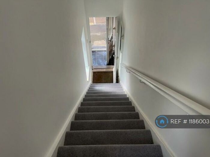 3 Bedroom Flat To Rent In Garrick Park, London, NW4