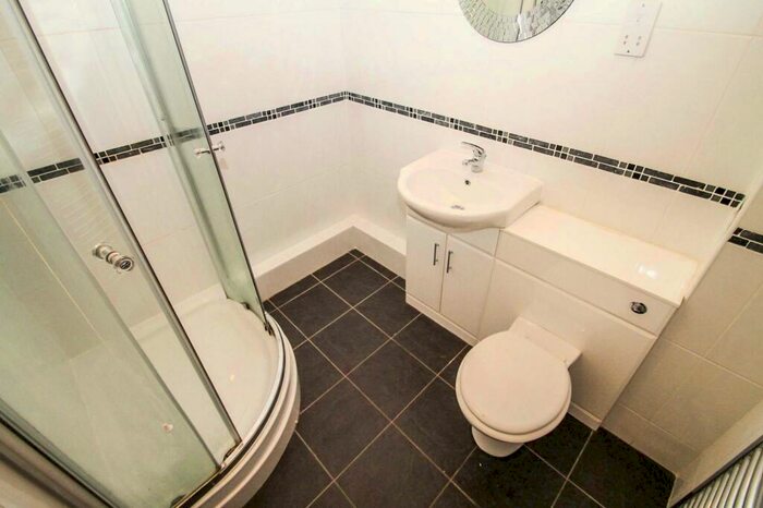 2 Bedroom Apartment For Sale In The Cricketers, Leeds, LS5