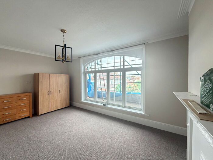 3 Bedroom Flat To Rent In Green Lanes, London, N13