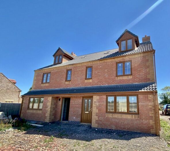 4 Bedroom Semi-Detached House For Sale In Coventry Road, Bulkington, CV12