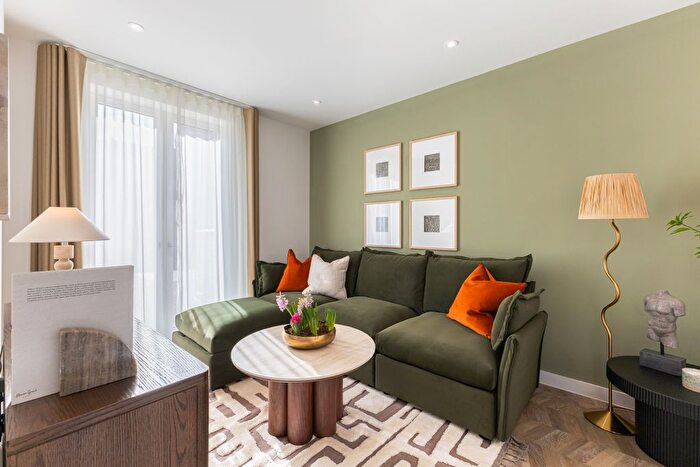 3 Bedroom Mews For Sale In Woodhill, Woolwich, SE18