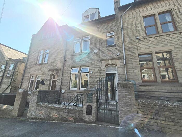 4 Bedroom Terraced House To Rent In High Street, Brighouse, HD6
