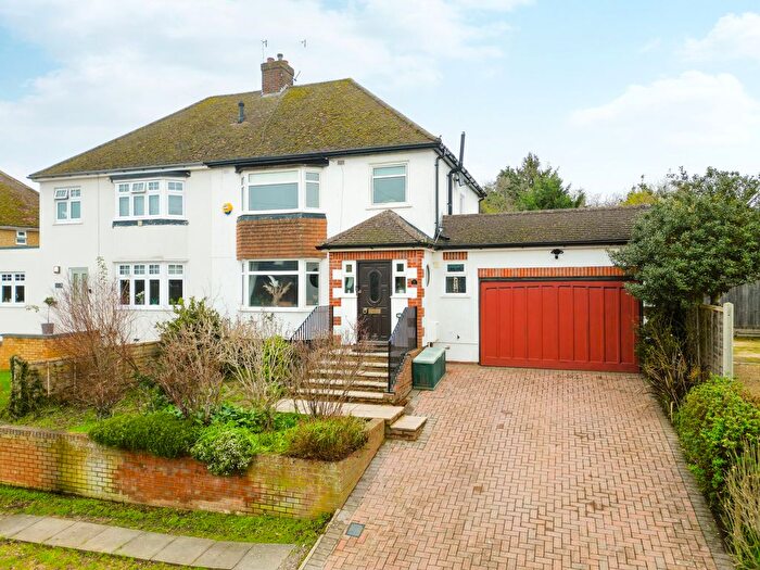 3 Bedroom Semi Detached House For Sale In Woodlands Road, Nash Mills, HP3