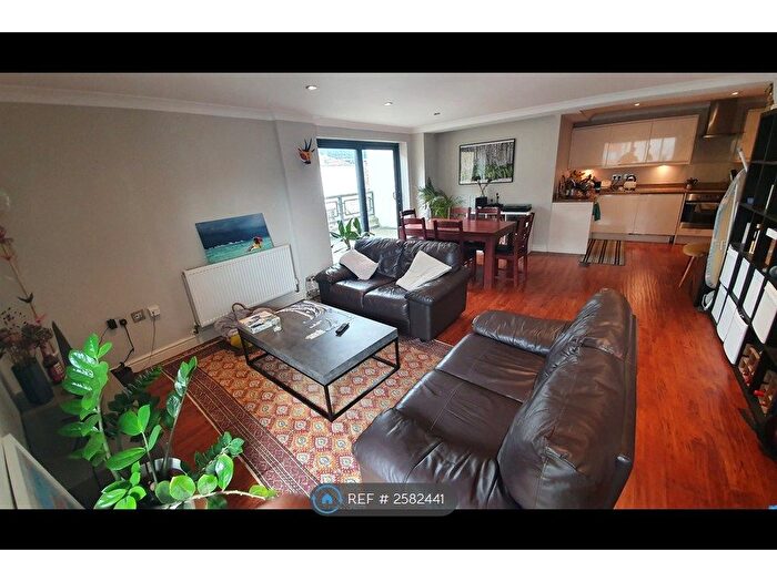 3 Bedroom Flat To Rent In Marden House, London, E1