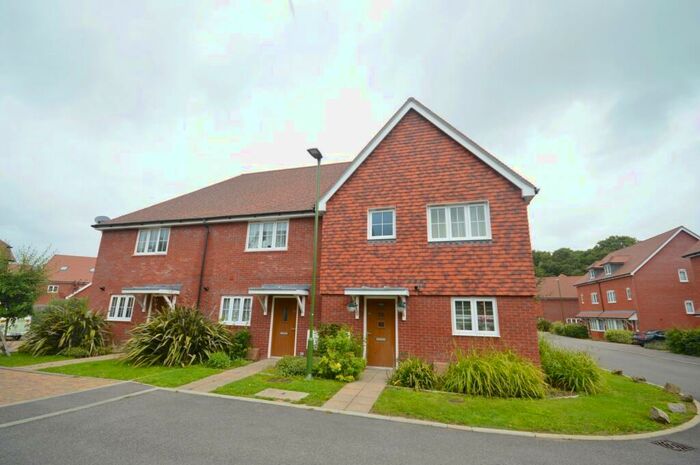 3 Bedroom Semi-Detached House To Rent In Wood Croft, Billingshurst, RH14