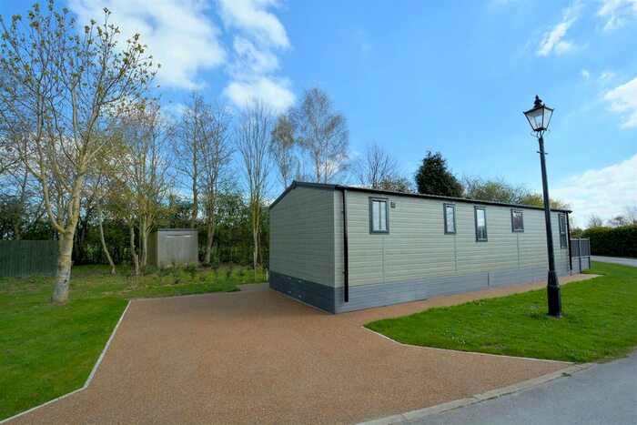 2 Bedroom Mobile/park Home For Sale In Moor Lane, Ryther, Tadcaster, LS24