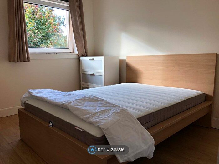 3 Bedroom Flat To Rent In Mcaslin Court, Glasgow, G4