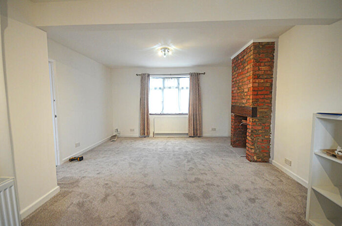 3 Bedroom Semi-Detached House To Rent In Princes Road, IG6