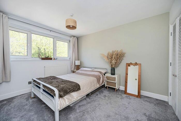 3 Bedroom Flat To Rent In Ravenscroft Street, Shoreditch, London, E2