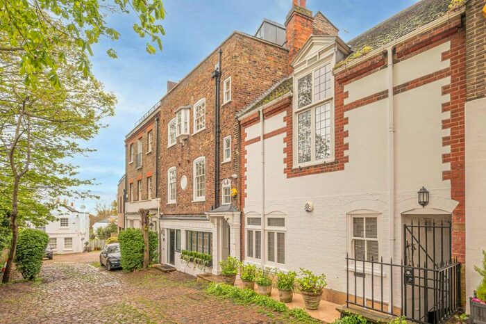 3 Bedroom House To Rent In Perrins Walk, Hampstead, London, NW3