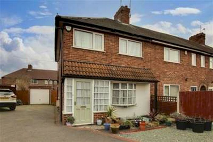3 Bedroom Town House To Rent In Crofton Close, NG8