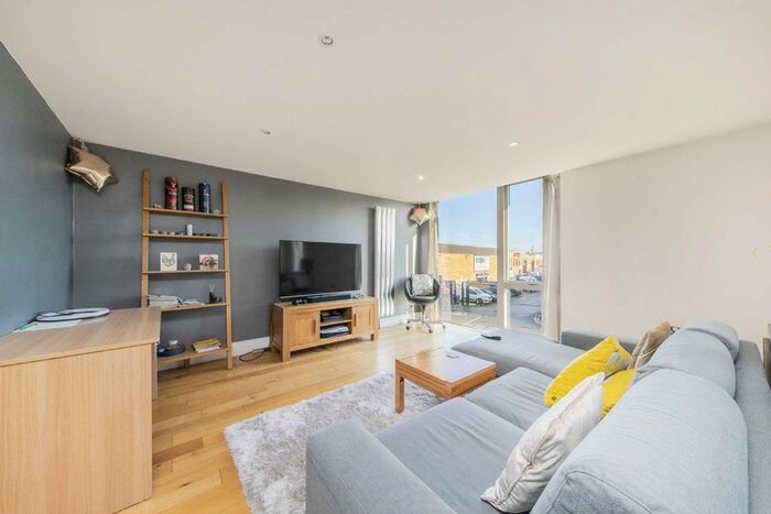 2 Bedroom Flat To Rent In Clapham Court Terrace, Kings Avenue, London, SW4