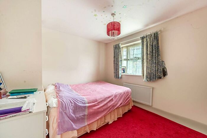 4 Bedroom Detached House For Sale In Glendevon Close, Edgware, HA8