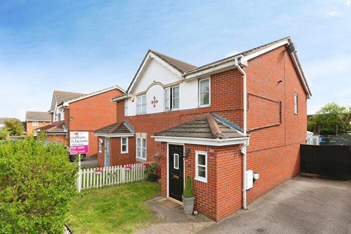 3 Bedroom Semi Detached House For Sale In Collingwood Road, Rainham, RM13