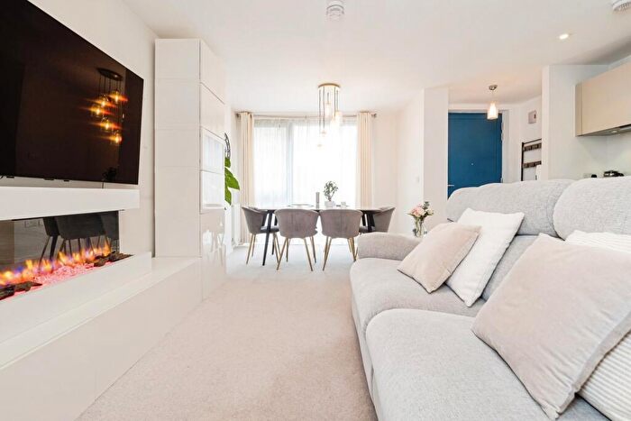 2 Bedroom Maisonette To Rent In Exeter Road, London, E16