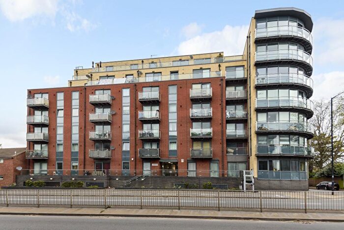 2 Bedroom Flat For Sale In Bath Road, Slough, SL1