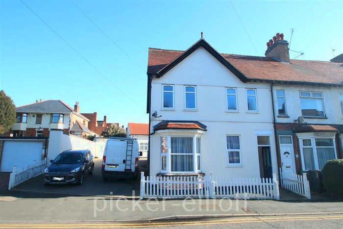 3 Bedroom Flat To Rent In Hollycroft, Hinckley, LE10