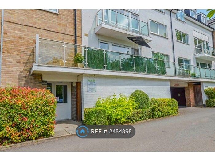 2 Bedroom Flat To Rent In Brook Court, Radlett, WD7
