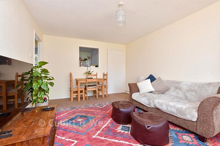 1 Bedroom Flat For Sale In Levett Road, Leatherhead, Surrey, KT22
