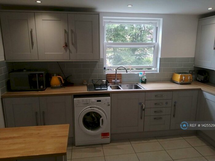 3 Bedroom Maisonette To Rent In Knighton Park Road, London, SE26