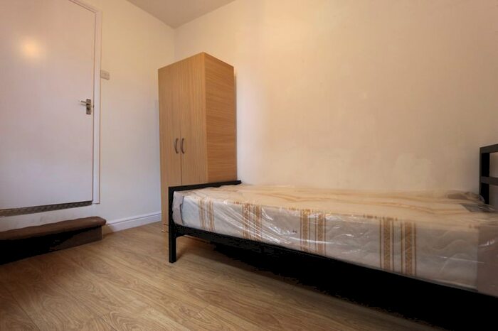 Property To Rent In Lymington Avenue, London, N22