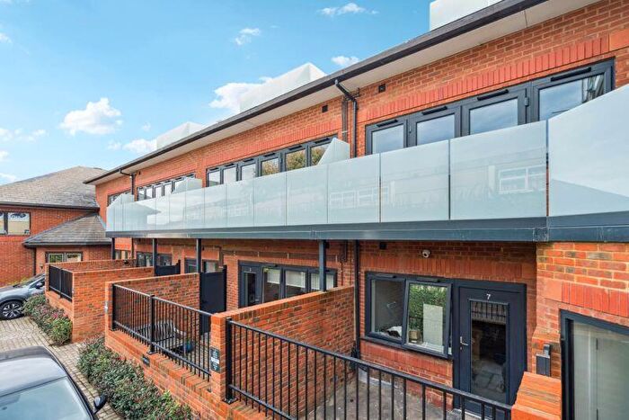 2 Bedroom Flat For Sale In Central Thame, OX9