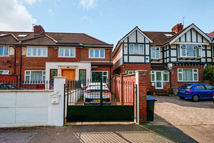 2 Bedroom Flat To Rent In Robin Hood Way, Roehampton Vale, London, SW15