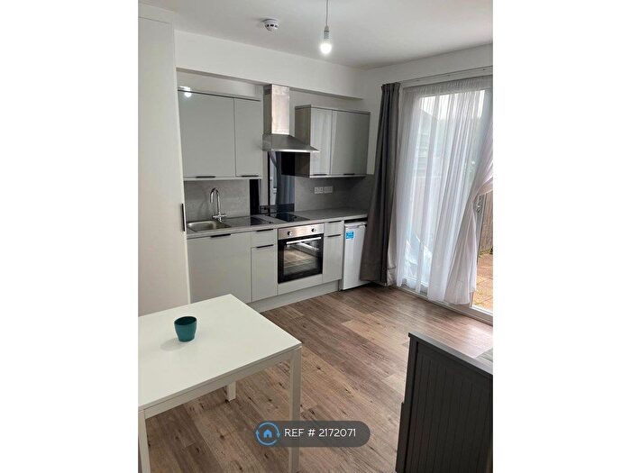 Studio To Rent In Hedge Lane, London, N13