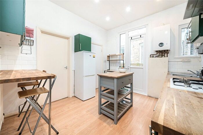 2 Bedroom Flat For Sale In Deerdale Road, London, SE24