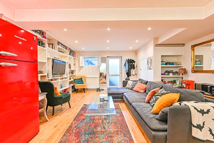 3 Bedroom Flat To Rent In Railton Road, Herne Hill, London, SE24