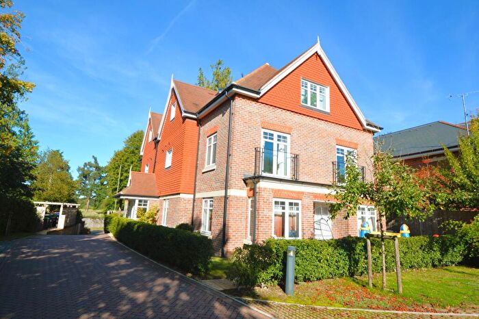 1 Bedroom Flat For Sale In Cricketers Close, Bagshot, GU19