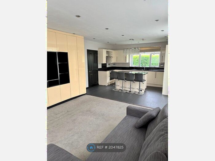 2 Bedroom Flat To Rent In Hazon Way, Epsom, KT19