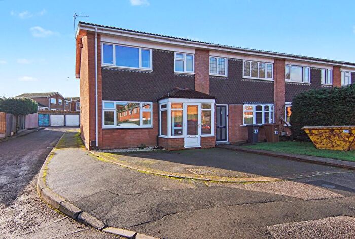 3 Bedroom End Of Terrace House For Sale In Whitnash Close, Balsall Common, CV7