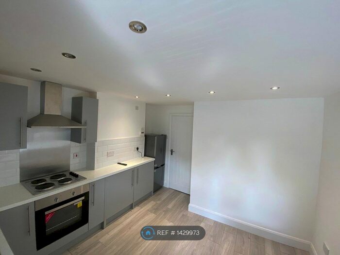 2 Bedroom Flat To Rent In Southend Lane, London, SE26