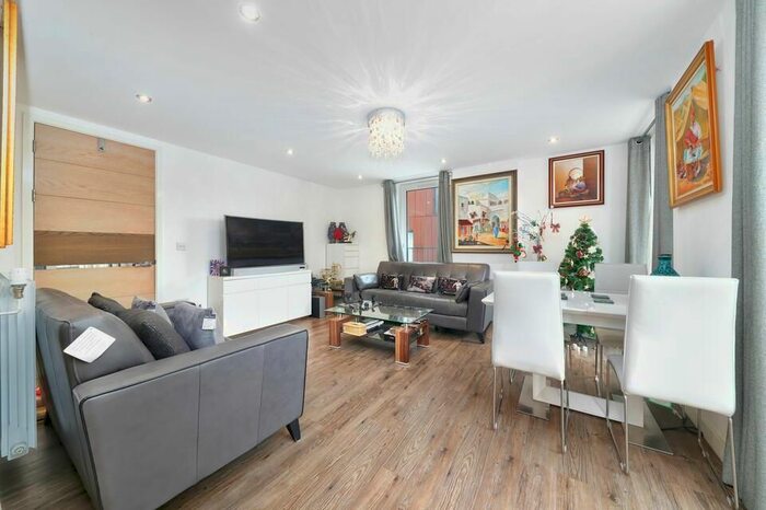 2 Bedroom Flat To Rent In Whiting Way, London, SE16