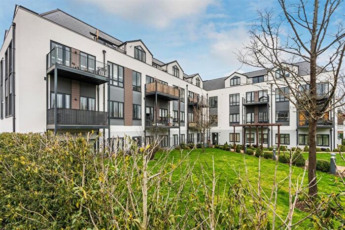 2 Bedroom Apartment For Sale In Bay Tree Avenue, Leatherhead, KT22
