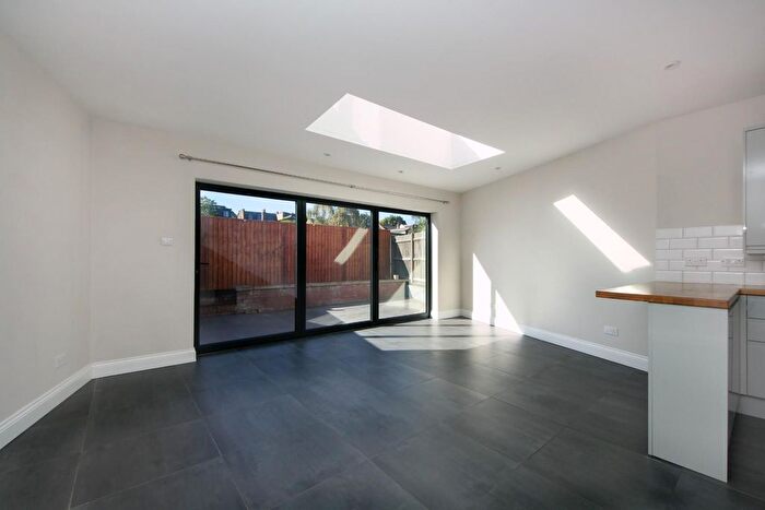 2 Bedroom Flat To Rent In Lexden Road, W3