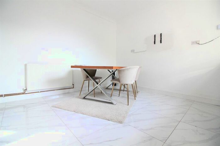 3 Bedroom Flat To Rent In Lower Boston Road, London, W7