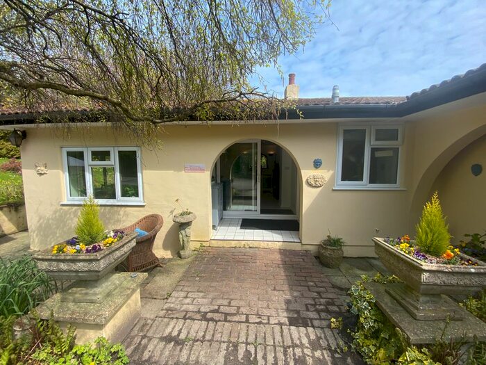 4 Bedroom Bungalow For Sale In Upper Road, Dover, CT16