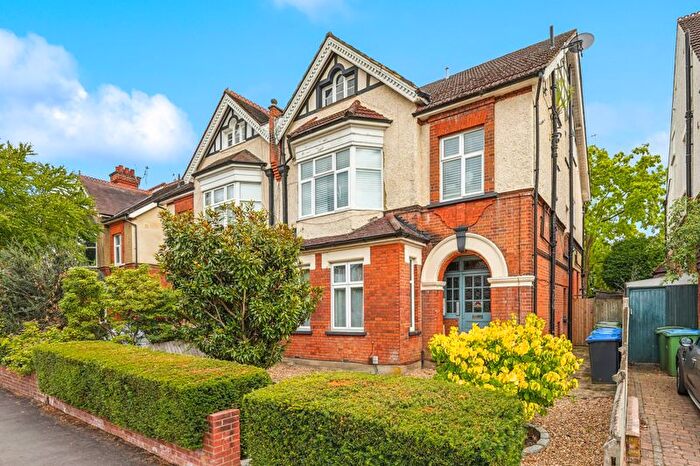 1 Bedroom Flat For Sale In Effingham Road, KT6